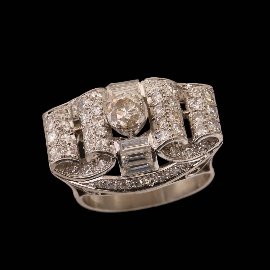 AN 18K WHITE GOLD RING (1 of 2)