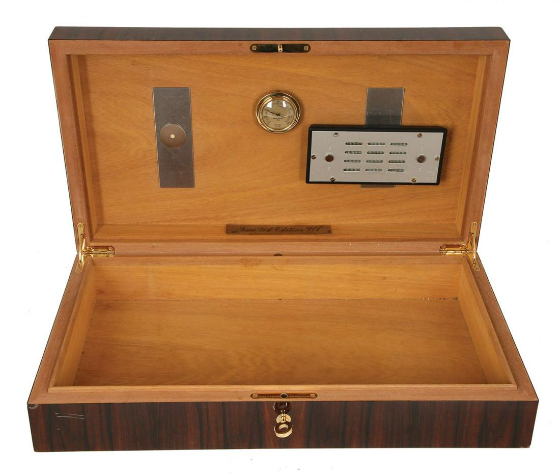 A HIGH QUALITY HUMIDOR: Manufactured by ELIE BLEU. Including a key. 49X27 cm. Height: 10 cm.
