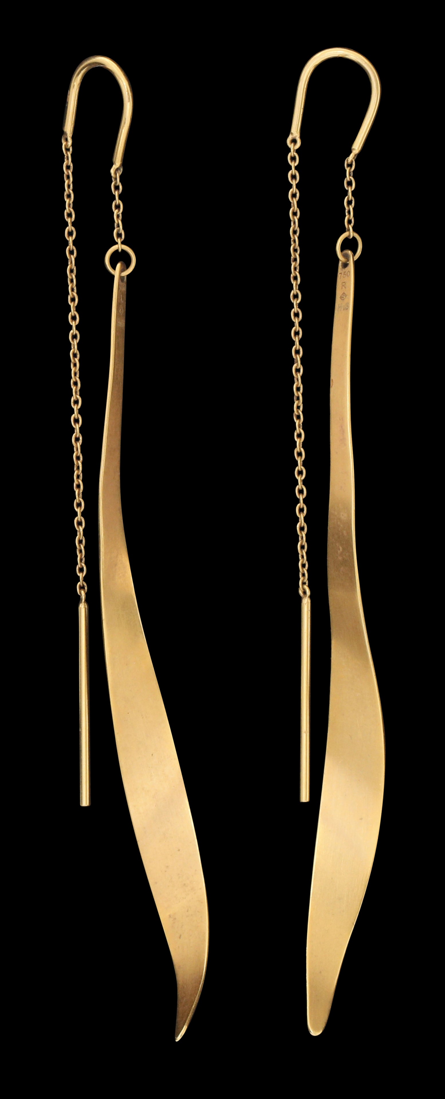 H.STERN A PAIR OF 18K GOLD RINGS: Dangling Collection, length approx. 8.5 cm.