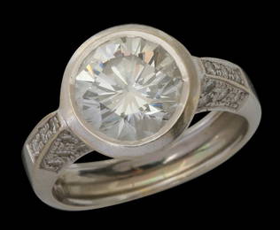 AN 18K WHITE GOLD RING