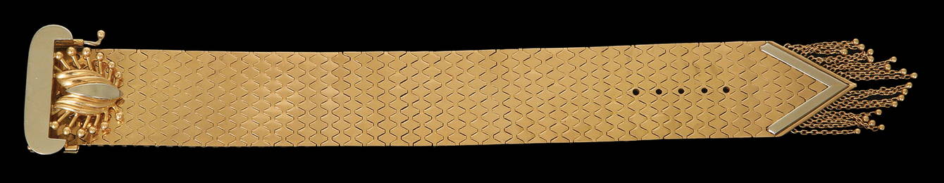 AN 18K GOLD BRACELET