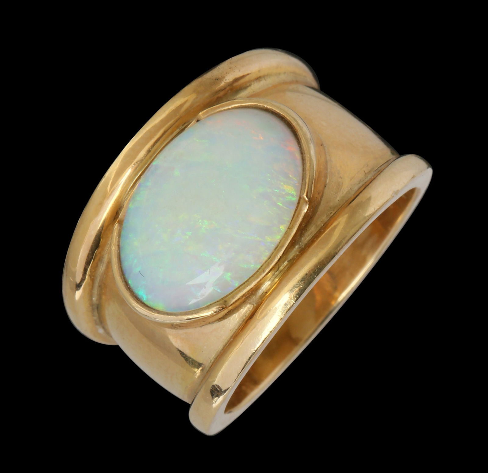 AN 18K GOLD RING (1 of 3)