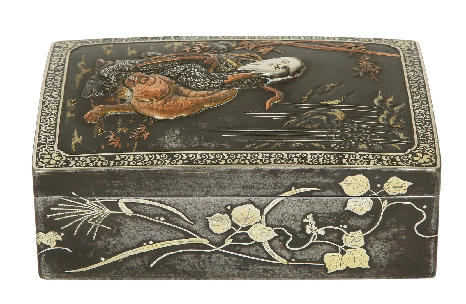 CHINESE METAL BOX: decorated with various metal reliefs in the form of an old wise man, a tiger and vegetation. Height: 5 cm. Length and width: 11X15 cm. (The box is sealed).