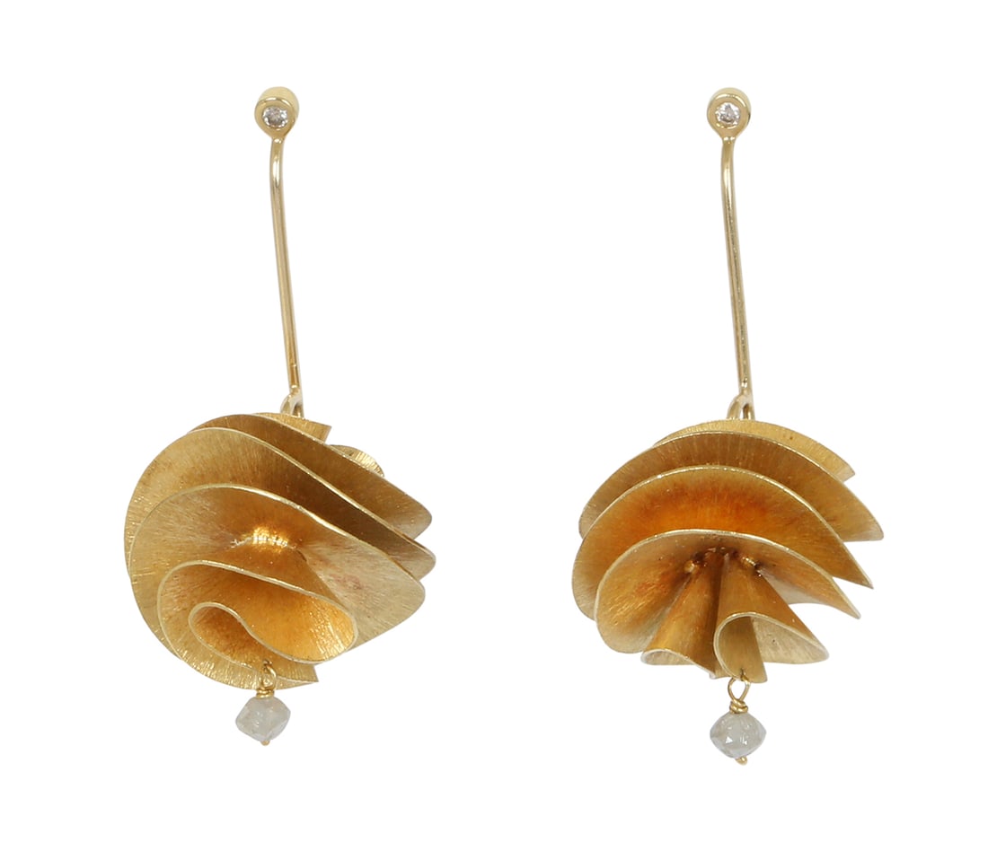 H.STERN A PAIR OF 18K GOLD EARRINGS: Dangling, decorated with fine spiral work and a diamond. Length approx. 4 cm. Weight approx. 8.5 gm.