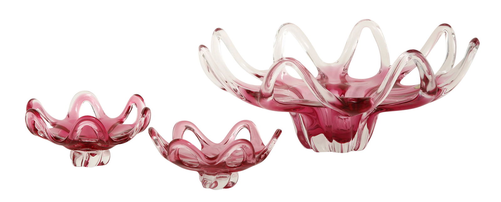 3 BOHEMIAN CRYSTAL BOWLS: Includes a centerpiece and two flower-shaped bowls with twisted loop rims. Made of Cranberry Glass. Massive. Signed and with label. Width of centerpiece: 40 cm.