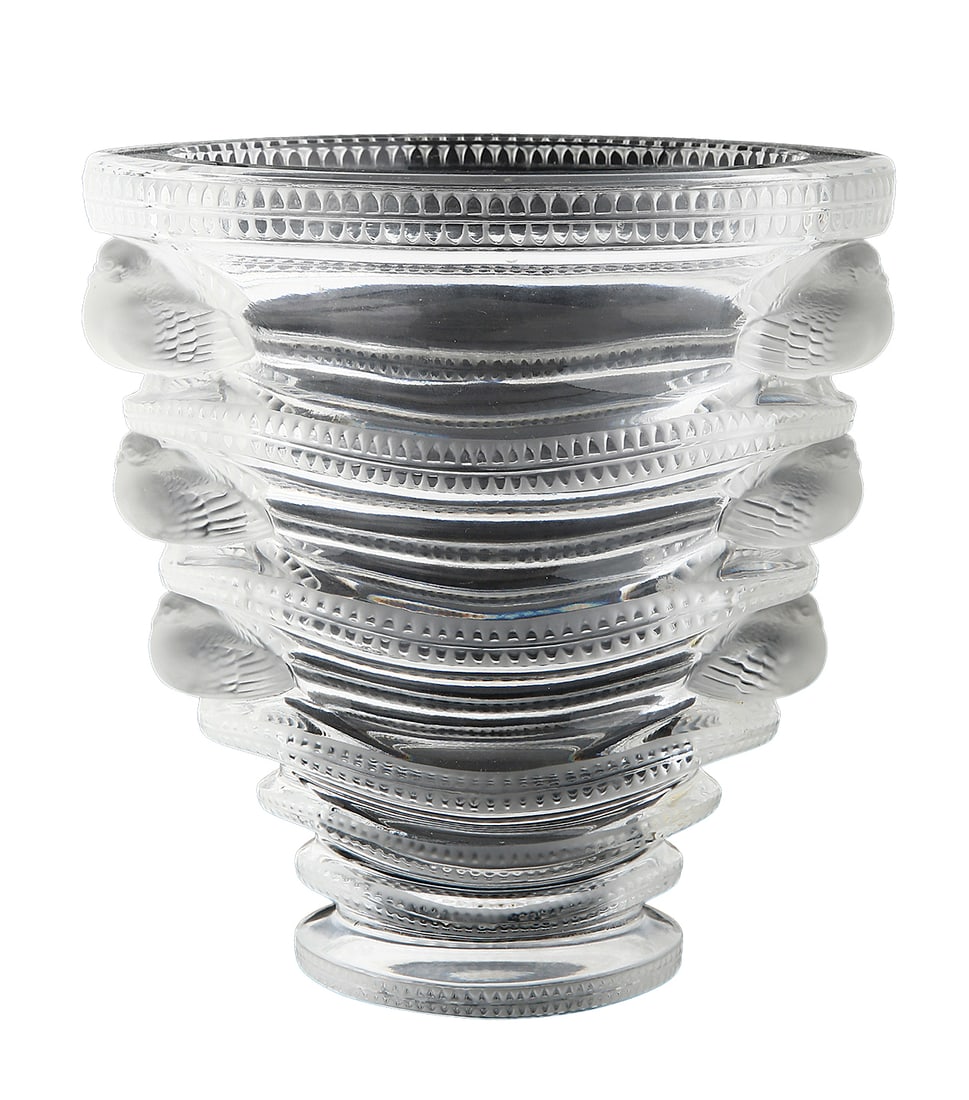 RENE LALIQUE. FRENCH “ST. MARC?? CRYSTAL VASE: First half of the 20th century. Decorated with wavy terraces featuring birds and geometric patterns. Signed. Height: 17 cm.