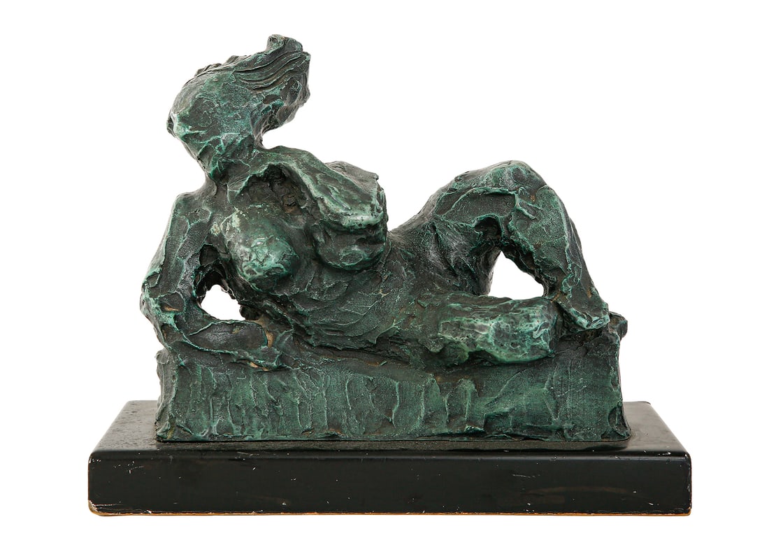 UNIDENTIFIED ARTIST – WOMAN IN THE STORM, BRONZE SCULPTURE: Green patina. mounted on wooden base. Signed M.R and numbered. Total length: 35.5 cm.