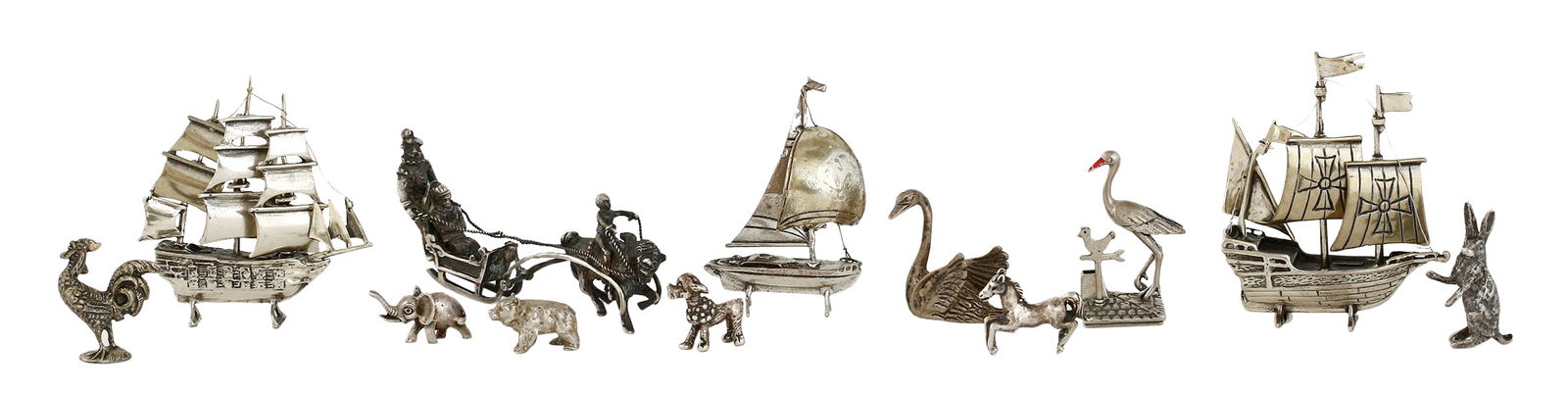 12 SILVER MINIATURES: 20th century. Includes eight animals, three sailing ships, and a troika. Total weight approximately 240.2 g. Signed. Length of the troika: 9.5 cm.