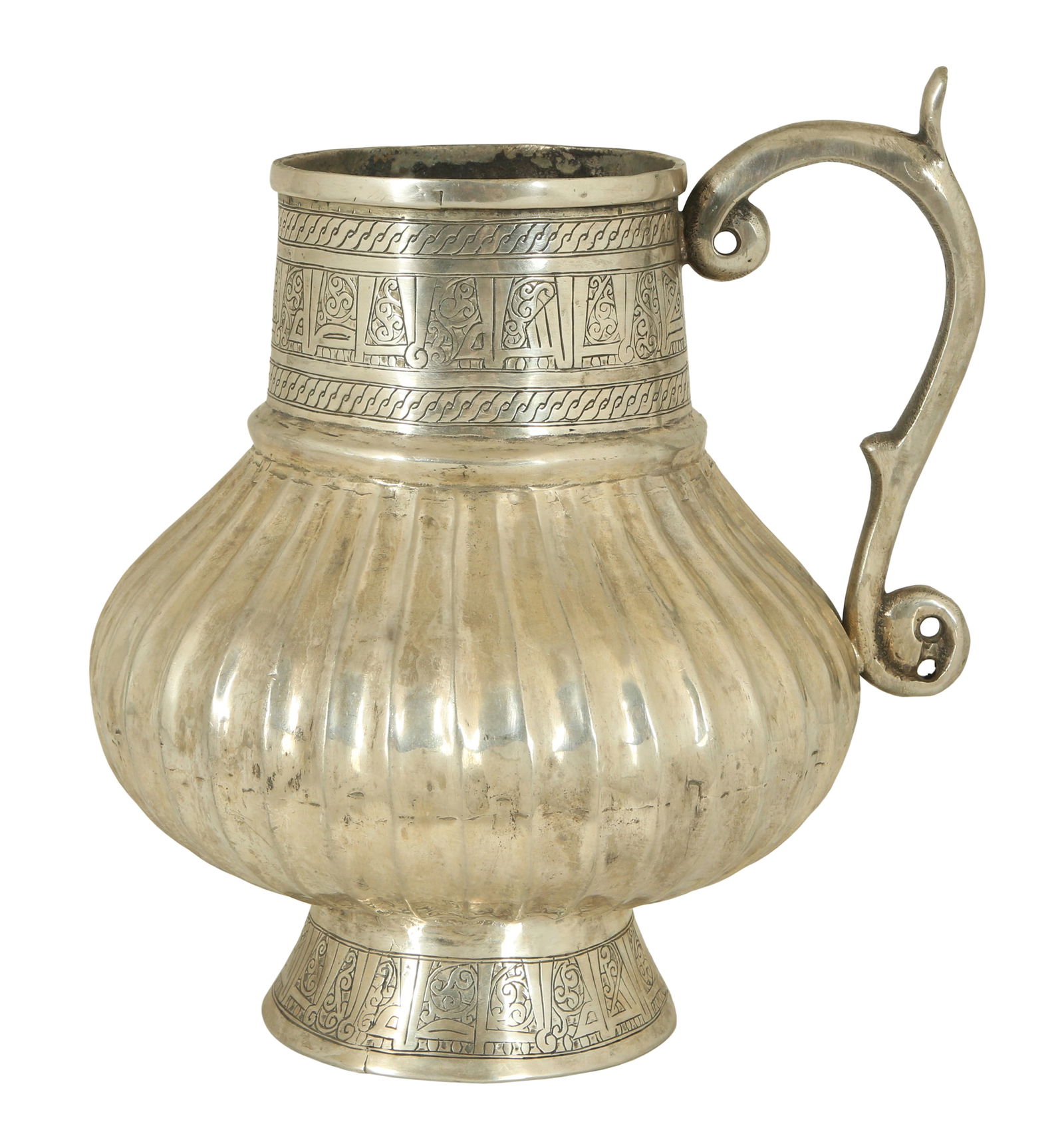 SILVER JUG: Decorated with engraved geometric patterns and intertwined symbols. Signed. Weight: approx. 1,154.2 grams. Height: 24 cm.