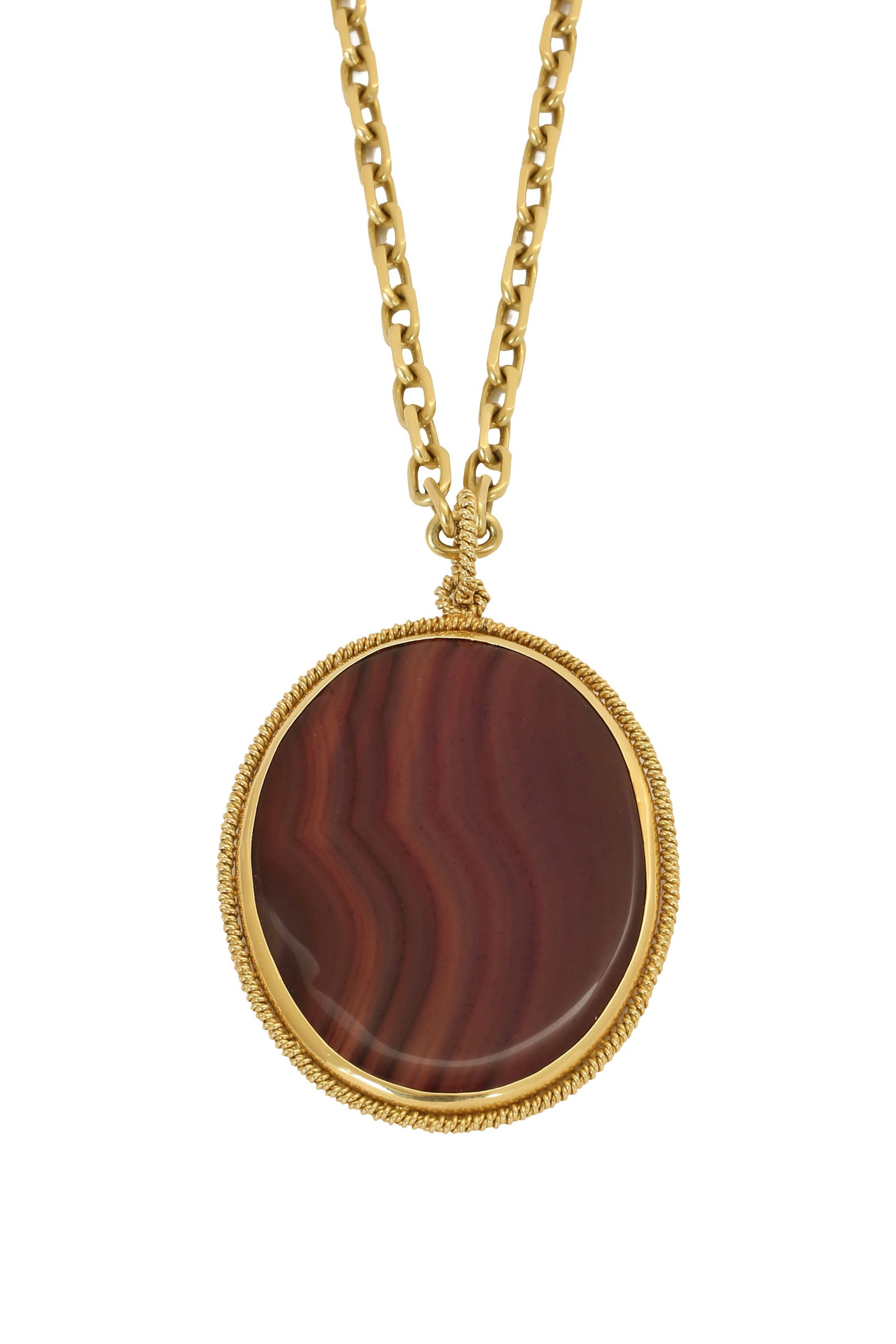 18K GOLD PENDANT: Oversized oval frame set with a striped agate stone in purple-bordeaux tones. Dimensions approx. 10x6.2 cm (including the bail). Weight approx. 76 grams. Includes an 18K gold chain with a length of ap