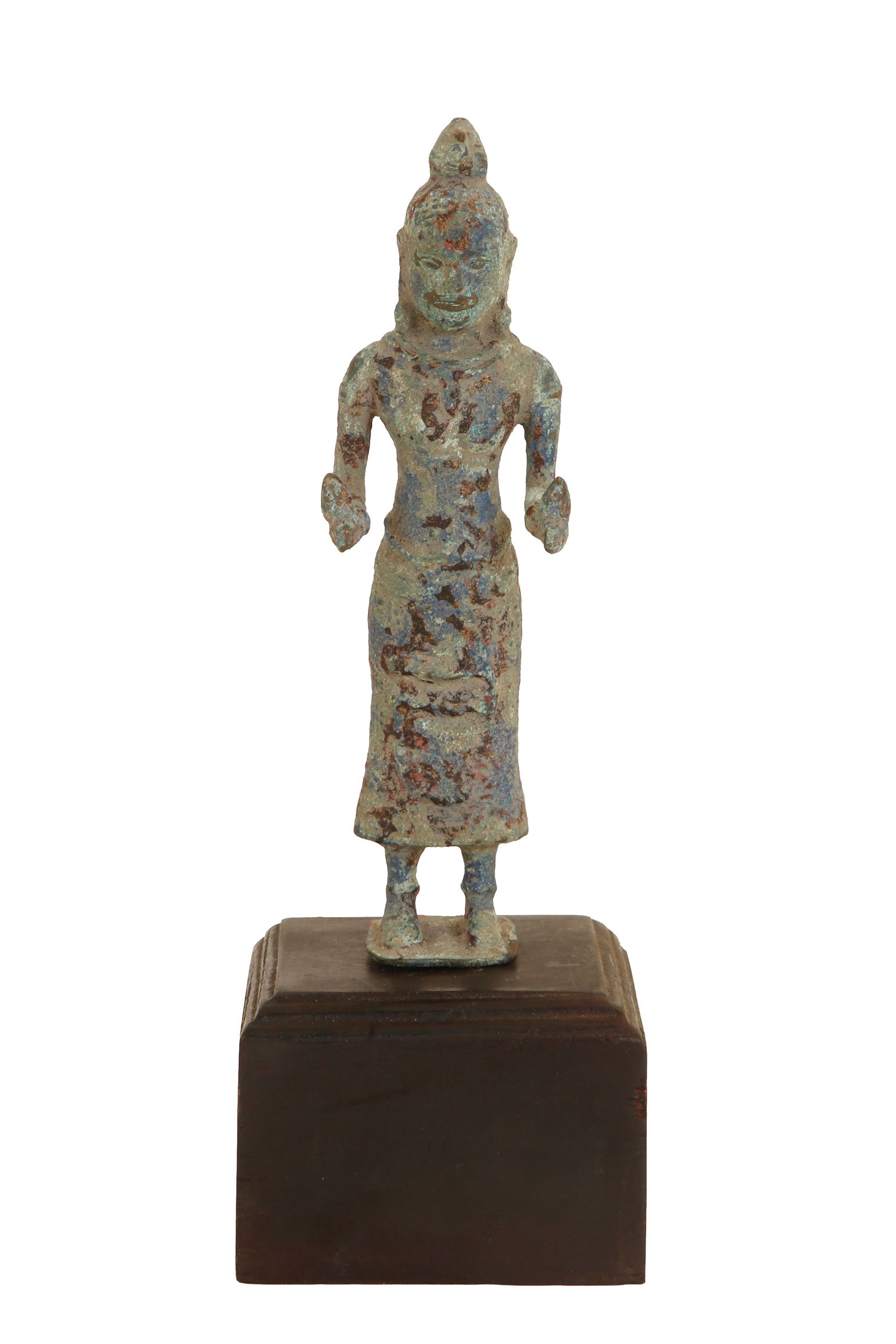 UMA – ANTIQUE CAMBODIAN FIGURINE: Bayon period, 13th century. Depicting the goddess PARVATI, consort of the god SHIVA. Green and blue patina. Set on a wooden base. Overall height: 23 cm.