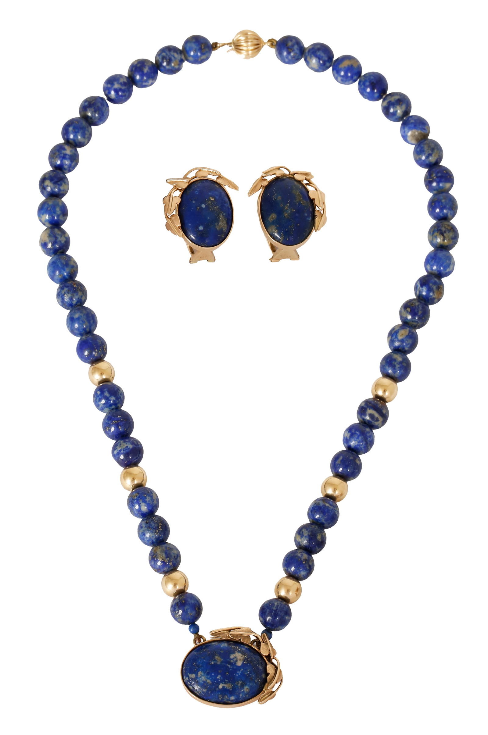 14K GOLD AND LAPIS LAZULI NECKLACE AND CLIP-ON EARRINGS SET: Stud earrings decorated with beautiful gold work. Lapis Lazuli bead necklace with a diameter of approx. 8 mm and gold beads alternately. In the center, an 18K gold element decorated and set with Lapis