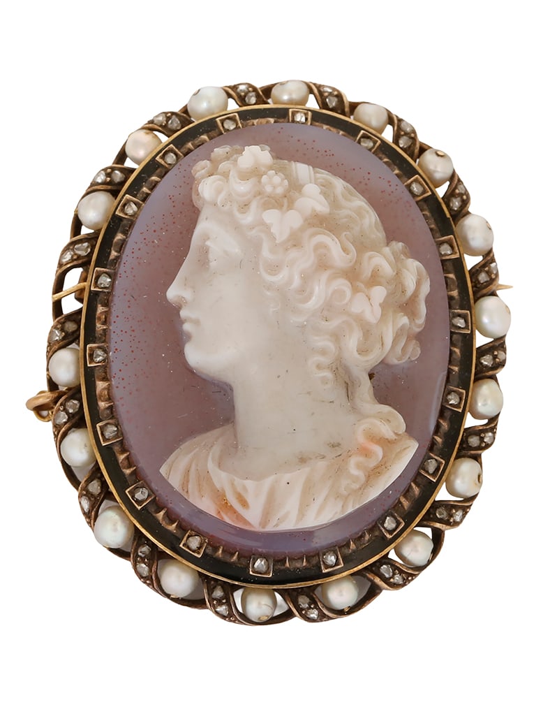 18K GOLD ANTIQUE CAMEO BROOCH: Frame set with enamel and set with old cut diamonds and pearls alternately. Set with a lady's portrait cameo on oval purple agate. Dimensions approx. 5X4 cm. Weight approx. 41.5 grams