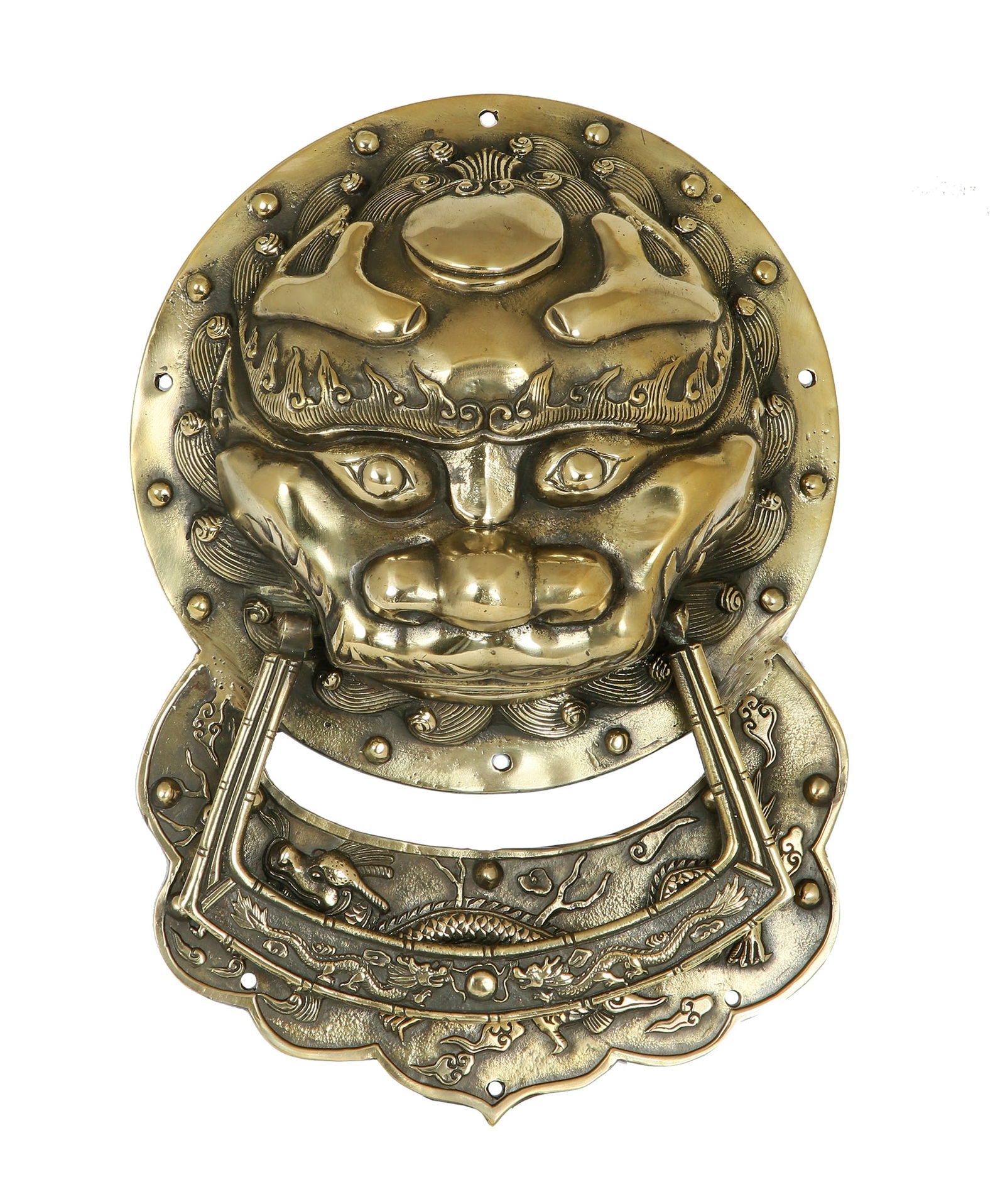 CHINESE BRONZE DOOR KNOCKER: 20th century. massive, in the shape of a Chinese lion decorated with dragons. Length: 30 cm.