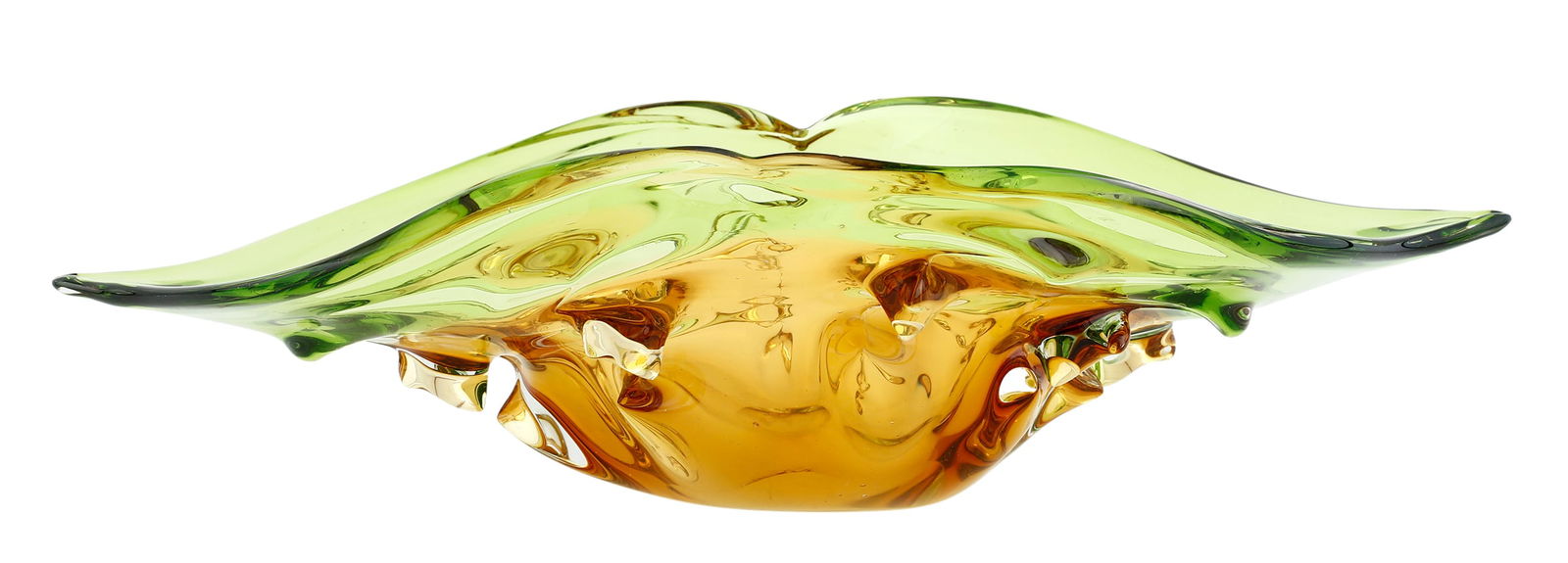 MURANO. LARGE ITALIAN CRYSTAL CENTERPIECE: Made of art glass in the shape of a leaf, decorated with frills on a green and amber-toned background. Massive. Width: 48.5 cm.