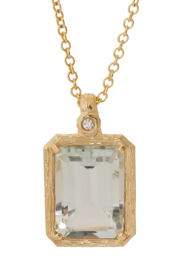 14K GOLD PENDANT: Rectangular, set with a small diamond and green amethyst. Includes a 14K Gold chain. Length approx. 2.2 cm. Weight approx. 5.7 grams.