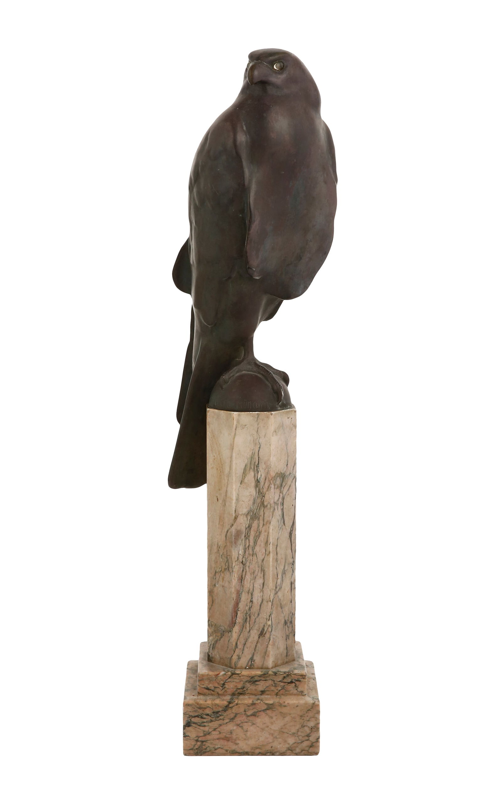 HANS GSELL (1884–1915) – EDELFALKE: Large german bronze sculpture depicting a noble hawk holding a half-sphere and gazing toward the horizon. Dark patina. Glass eyes. Set on an octagonal pink marble base. Signed. Overall height: 87 cm.