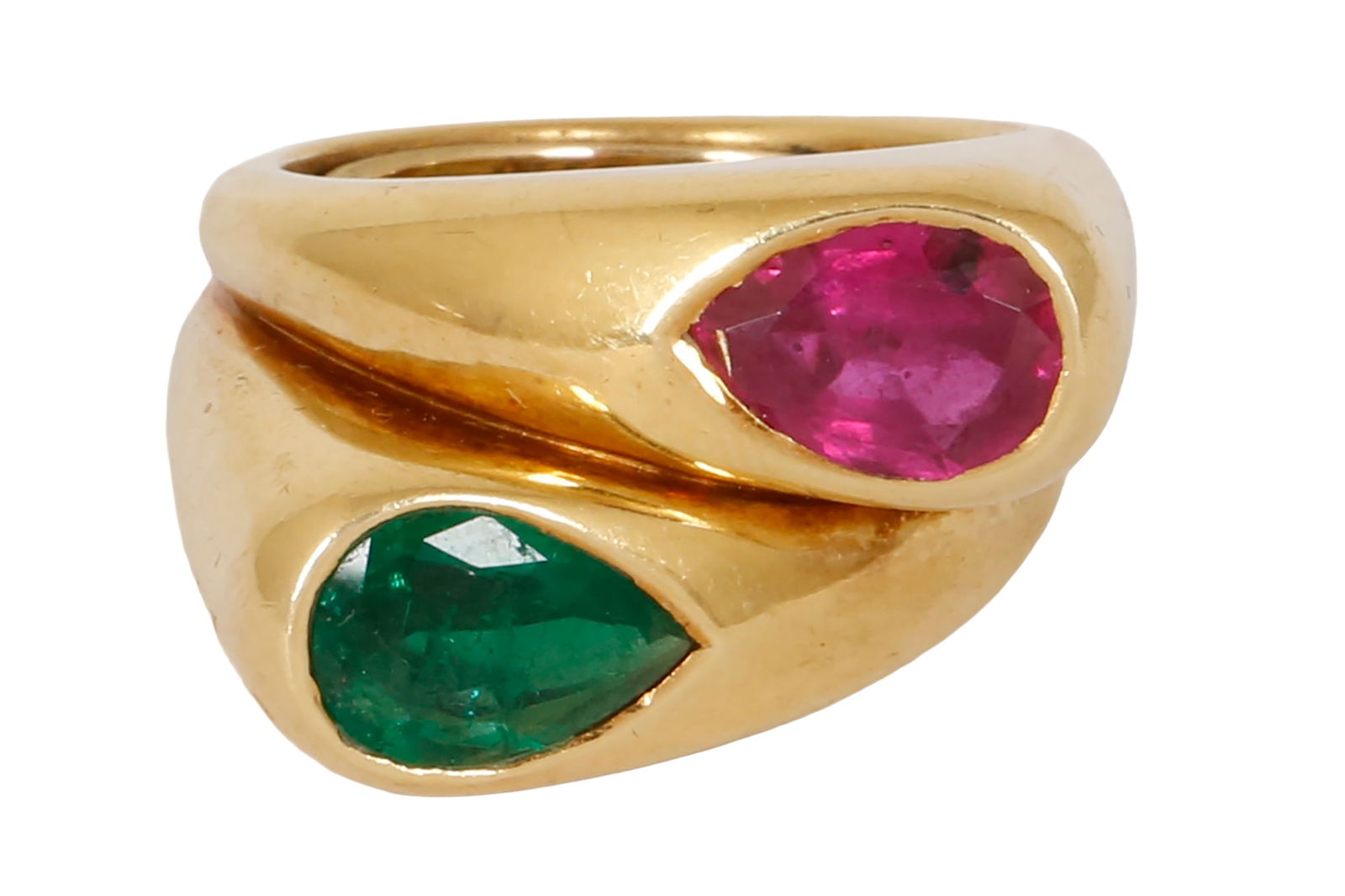 18K GOLD RING: Set with emerald and rubies in a pear shape cut. Size approx. US 4.5. Weight approx. 15 grams.