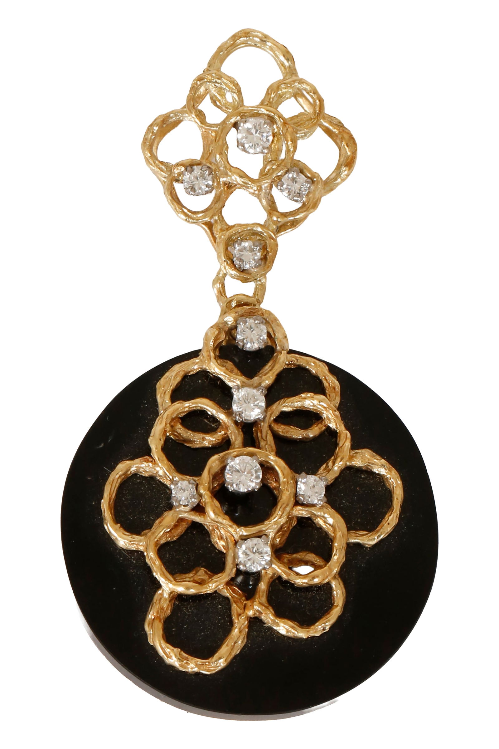 18K GOLD & ONYX PENDANT: Decorated with Gold work of round links set with diamonds with a total weight of approx. 1.00 cts. Length approx. 6.5 cm. Weight approx. 19 grams.