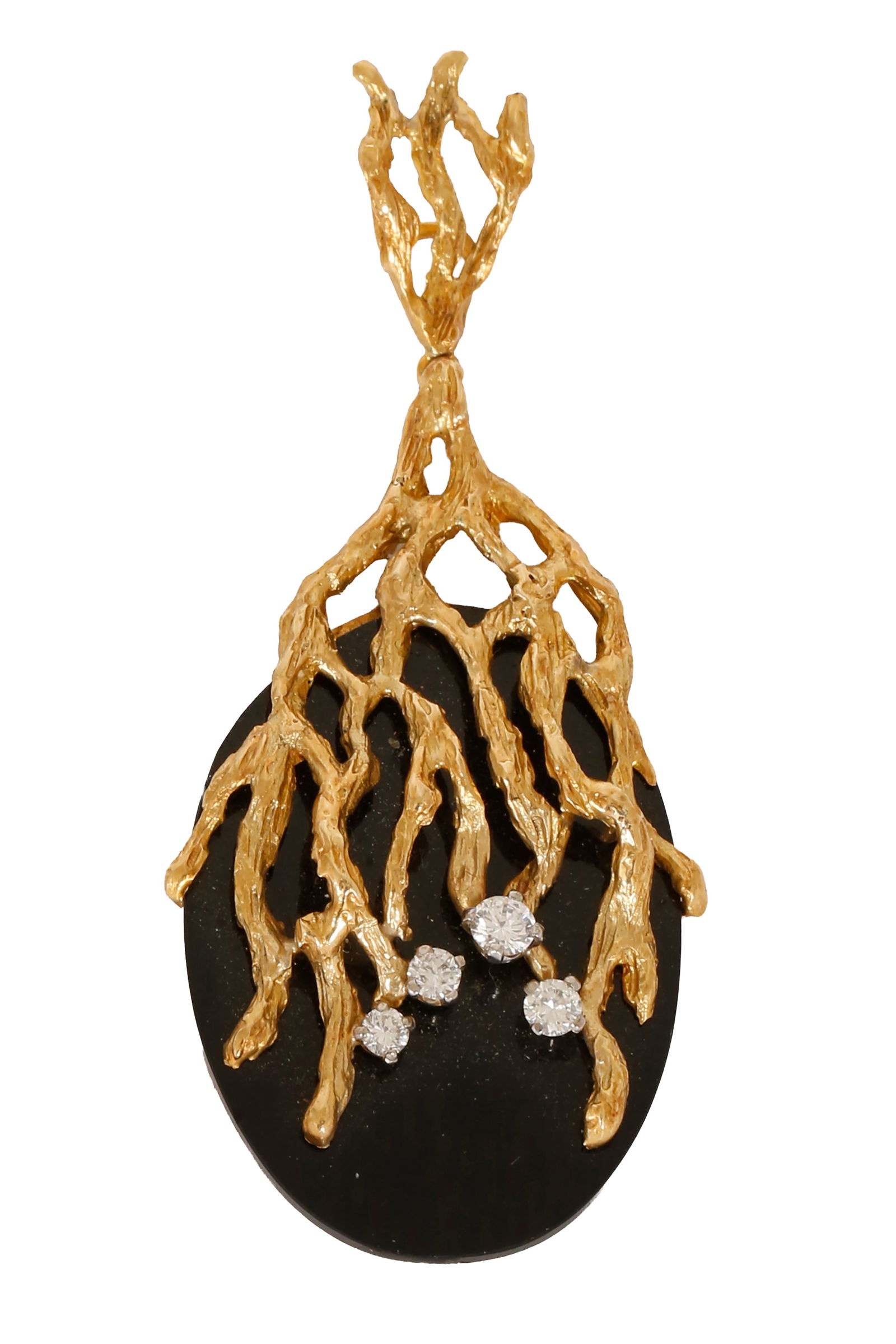 18K GOLD PENDANT: Decorated with beautiful Gold work and set with onyx and diamonds with a total weight of approx. 0.65 ct. Length approx. 6.5 cm. Weight approx. 12.5 grams.