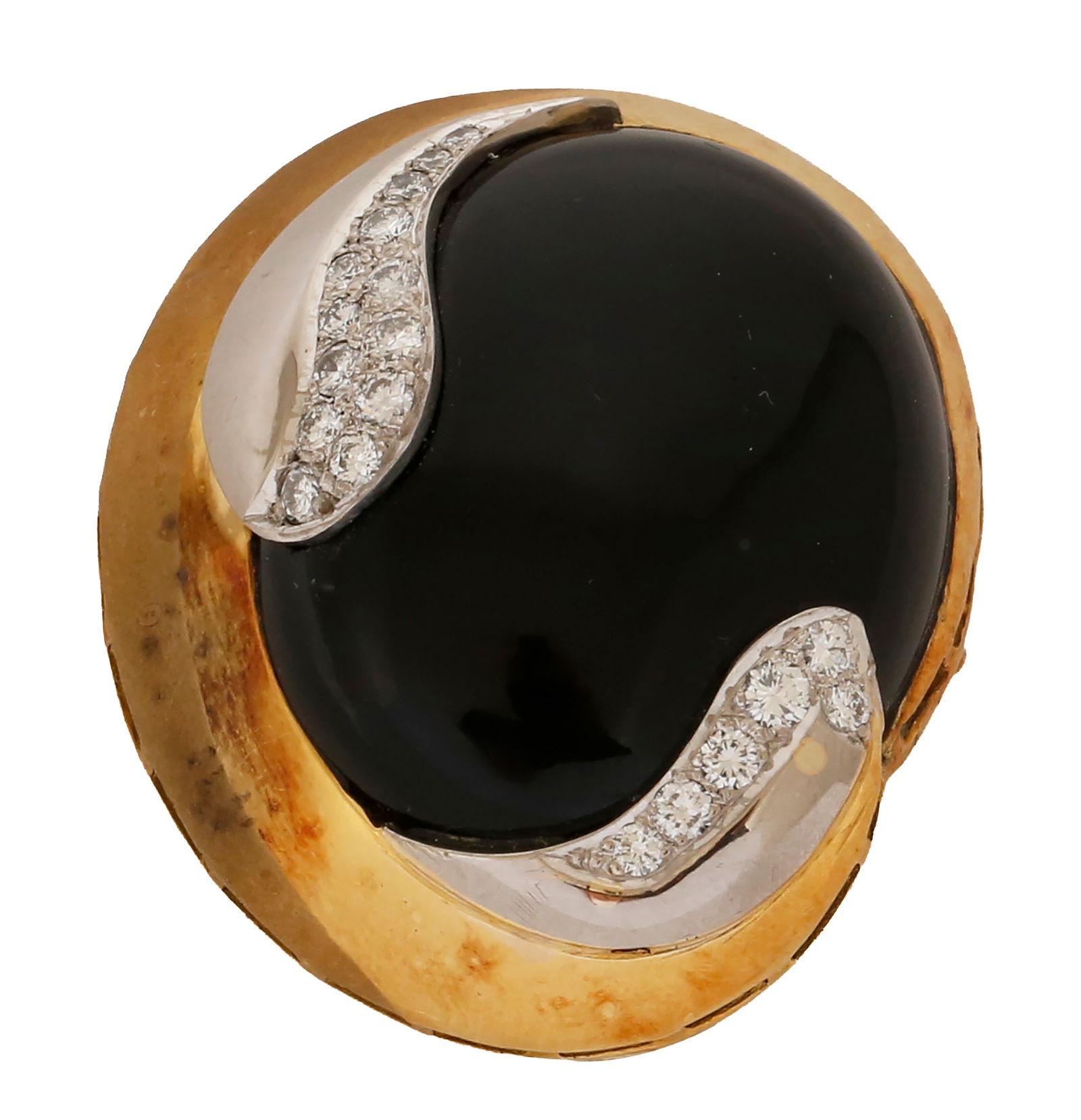 18K GOLD BROOCH / PENDANT: Set with onyx and diamonds with a total weight of approx. 0.65 ct. Dimensions approx. 4.2x3.5 cm. Weight approx. 26 grams.