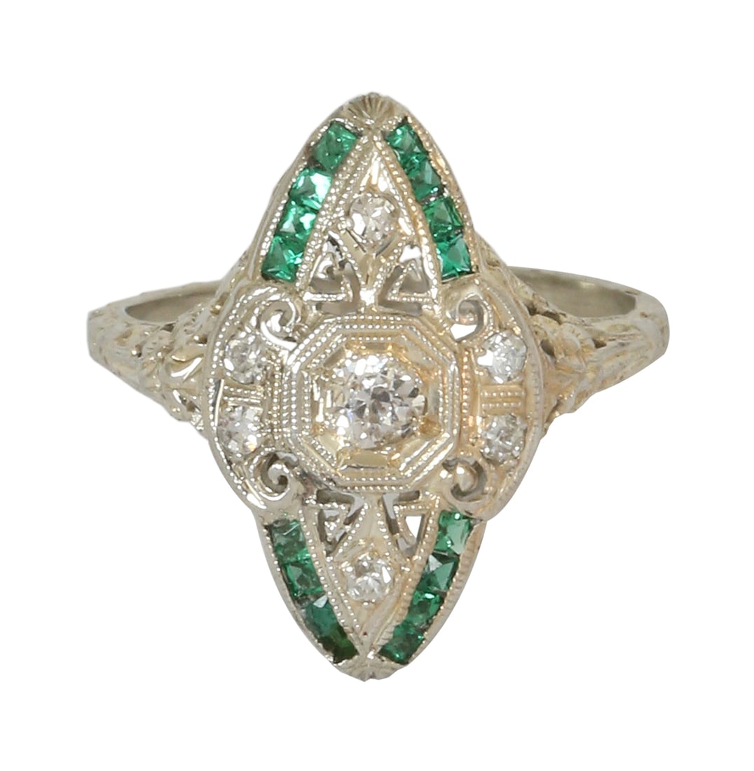 18K WHITE GOLD ART-DECO RING: Decorated with beautiful filigree work and set with diamonds and emerald stones. Size approx. us 5.25. This ring can be resized. Weight approx. 3.3 grams.