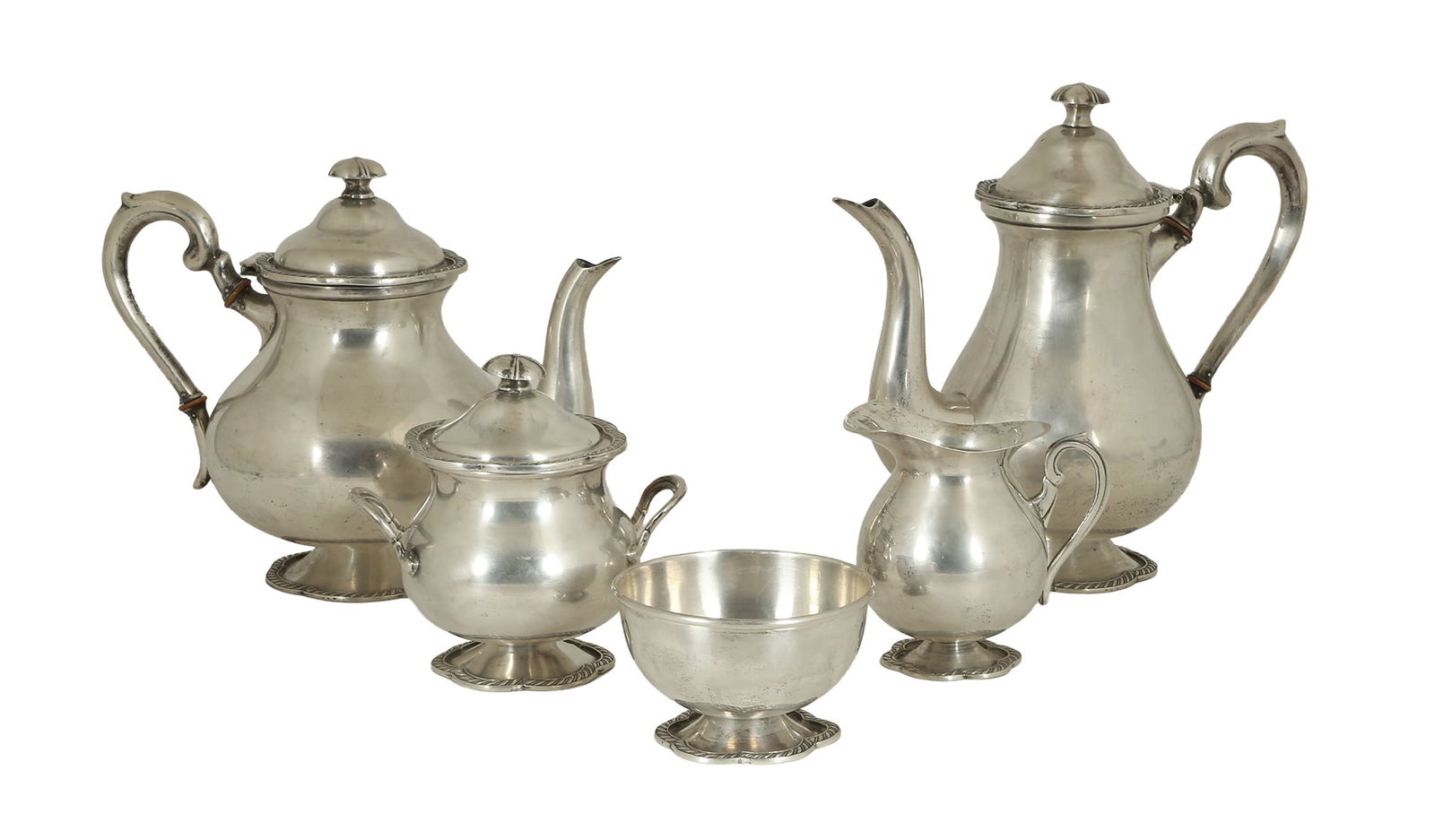 MEXICAN SILVER TABLEWARE SET: 20th century. Includes two jugs, a milk jug, a sugar bowl, and a bonbon dish. Decorated with geometric patterns in repousse. Marked. Weight approx. 3,006.6 g. Height of the larger jug: 24.5 cm.