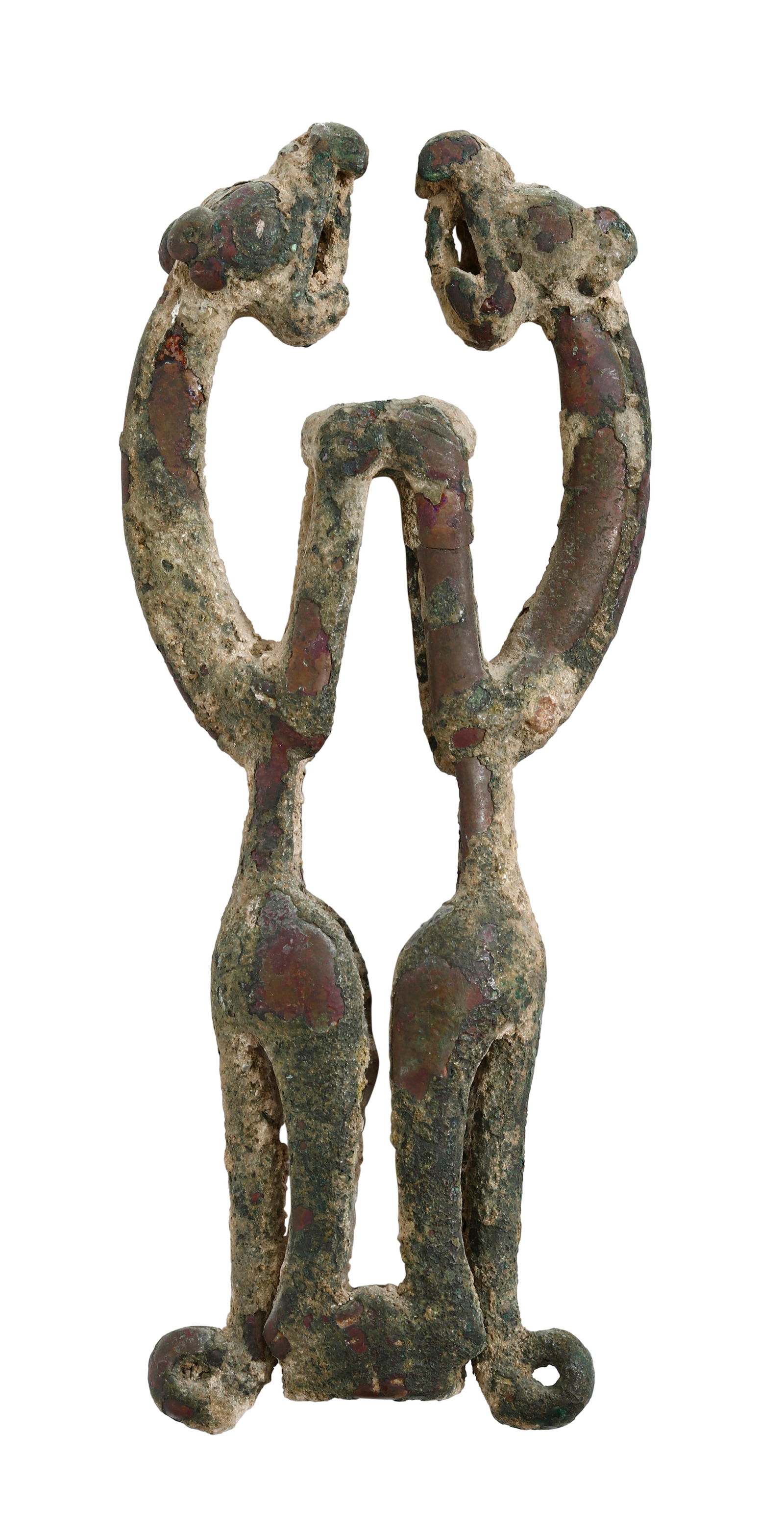 LURISTAN BRONZE - FELINE ANIMAL FINIAL WITH RINGS: Luristan (western Iran), 8th-13th centuries BCE. Bronze, depicting two entwined cats. Height: 11.5 cm. A similar Luristan piece can be found in the Nasli M. Heeramaneck Collection of Near and Ancient
