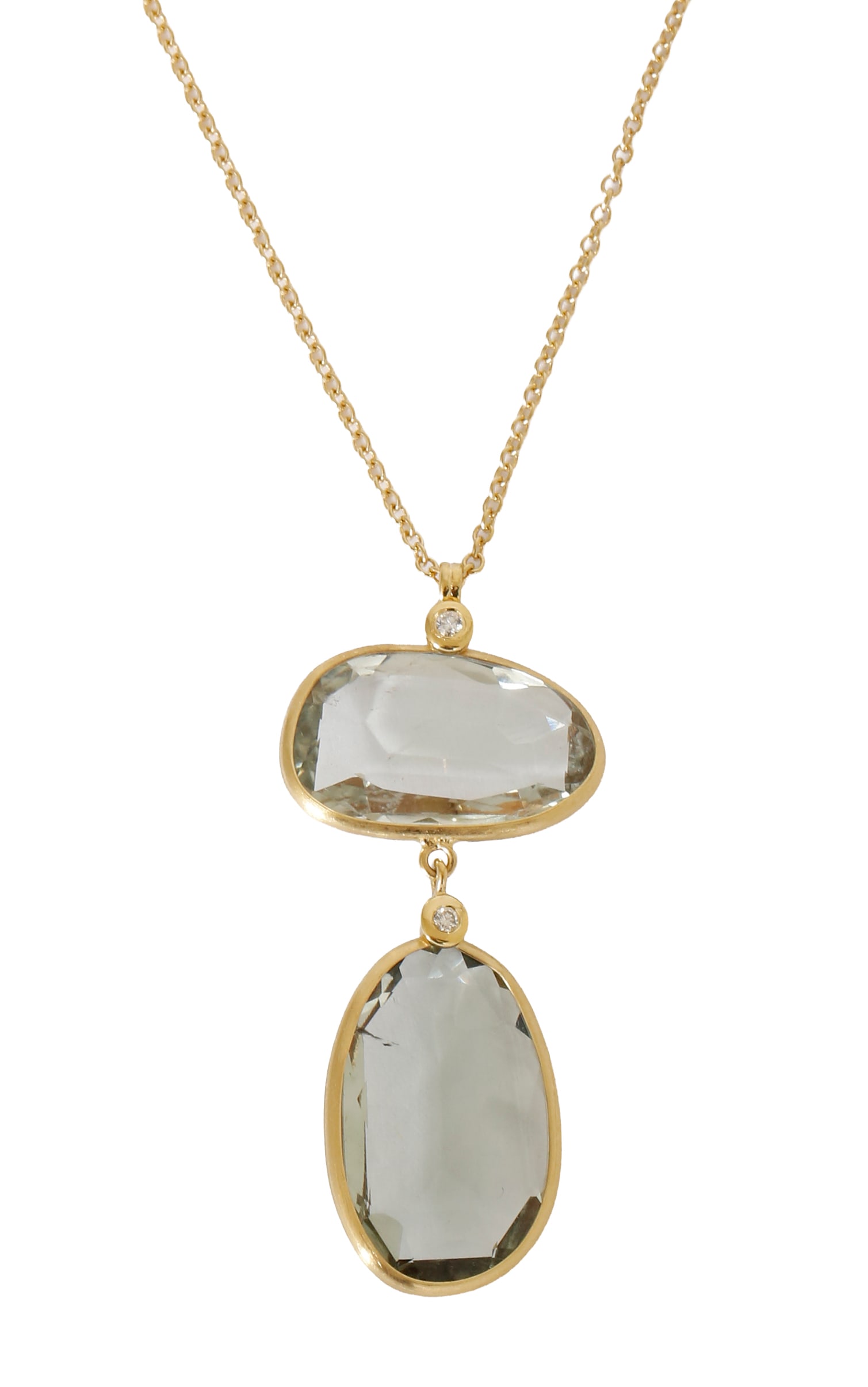18K GOLD PENDANT: Set with 2 green amethyst stones and 2 small diamonds. Length approx. 5.1 cm. Includes an 18K Gold chain. Weight approx. 9 grams.