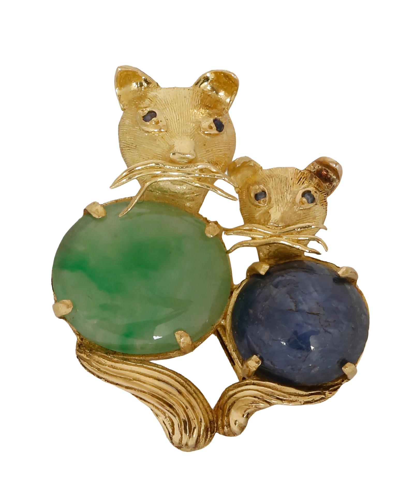 18K GOLD BROOCH: Cat design, decorated with beautiful Gold work and set with a blue and green gemstone. Dimensions approx. 3.3x2.8 cm. Weight approx. 7.3 grams.