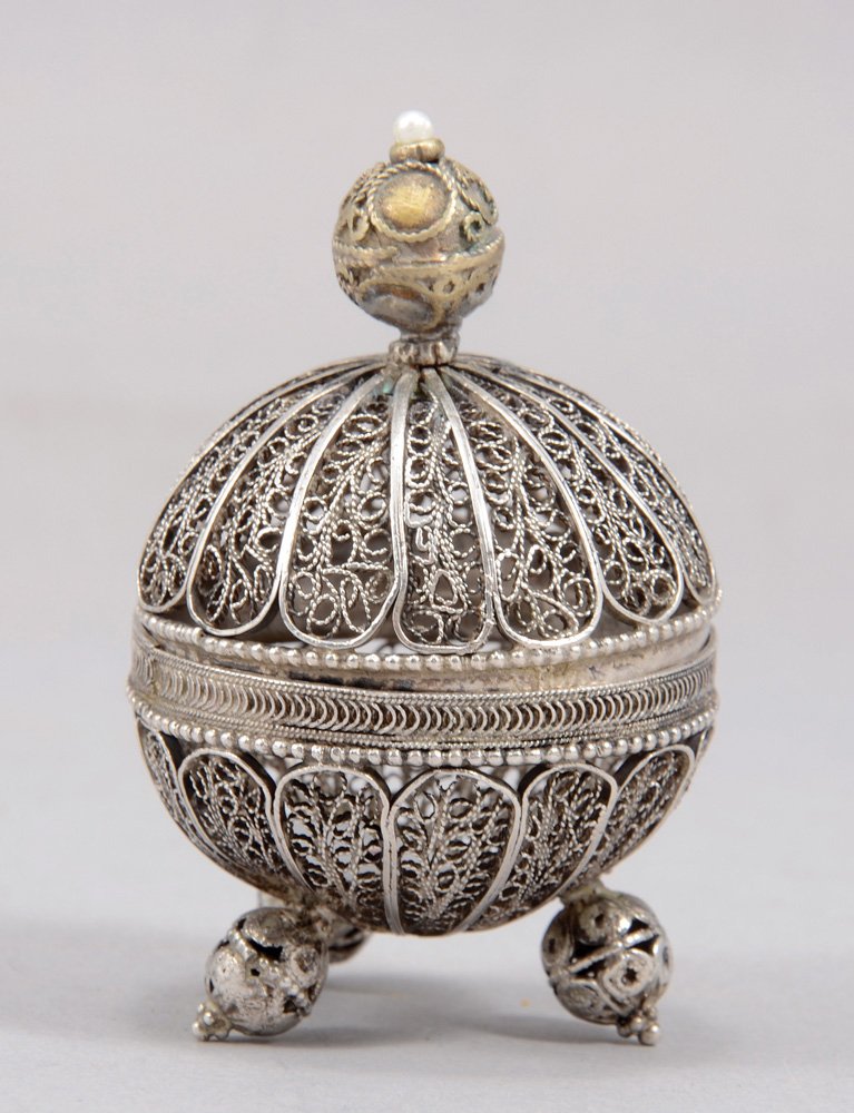 AN ISRAELI FILIGREE SPICE CONTAINER (1 of 1)
