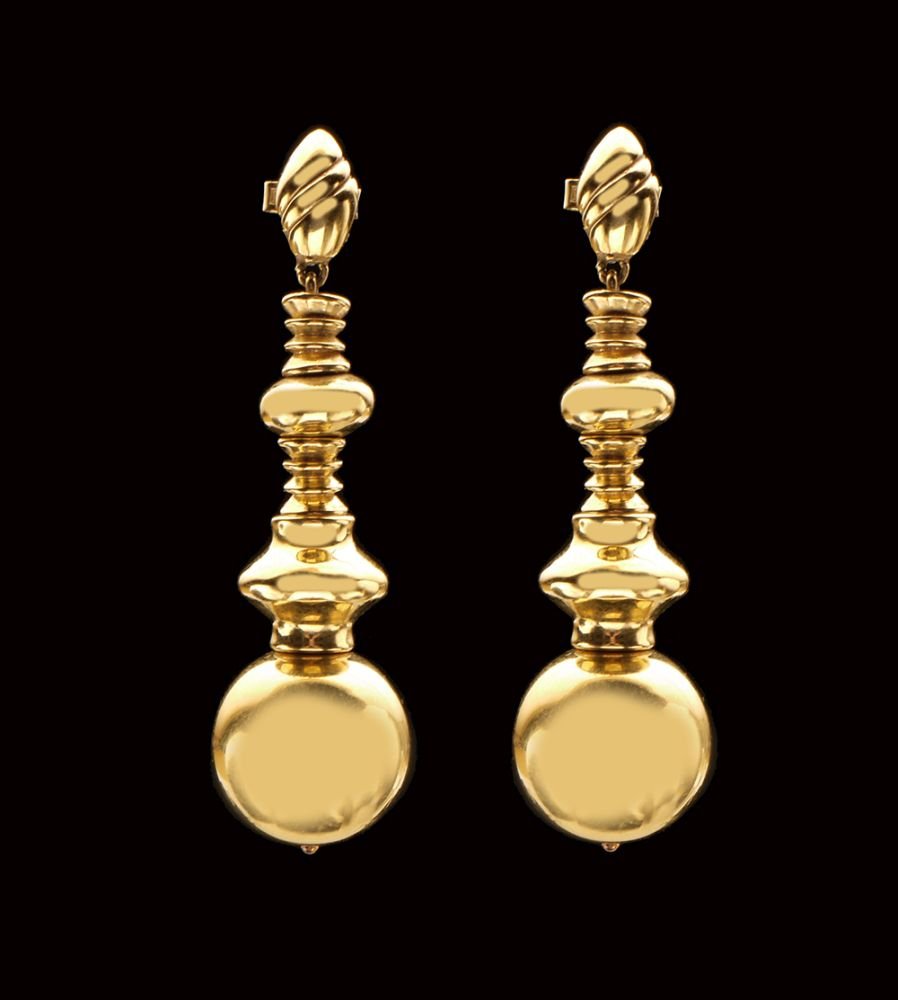 A PAIR OF 14K GOLD EARRINGS: in the form of a chess game Queen, composed of graduated gold discs and gold balls on the edges.