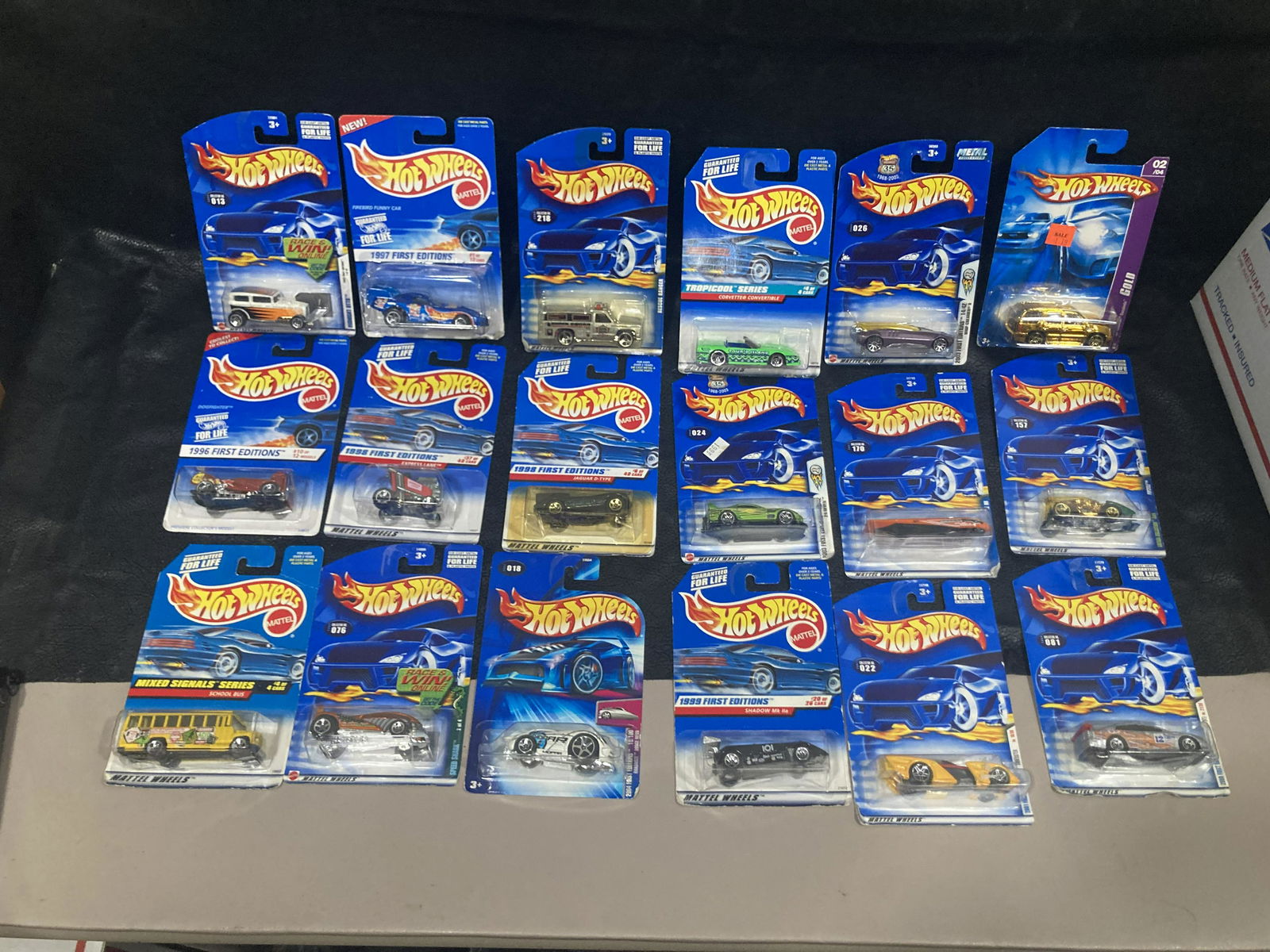 Box Lot Hot Wheels (1 of 2)