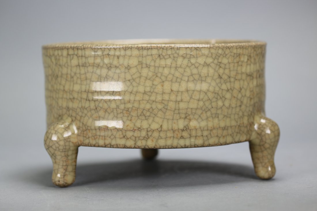 A Chinese Porcelain Crackle Ware Decor Censer (1 of 4)
