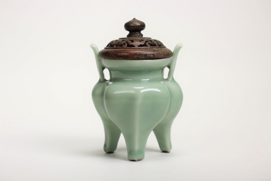 A rare longquan celadon tripod  censer,S. Song (1 of 3)
