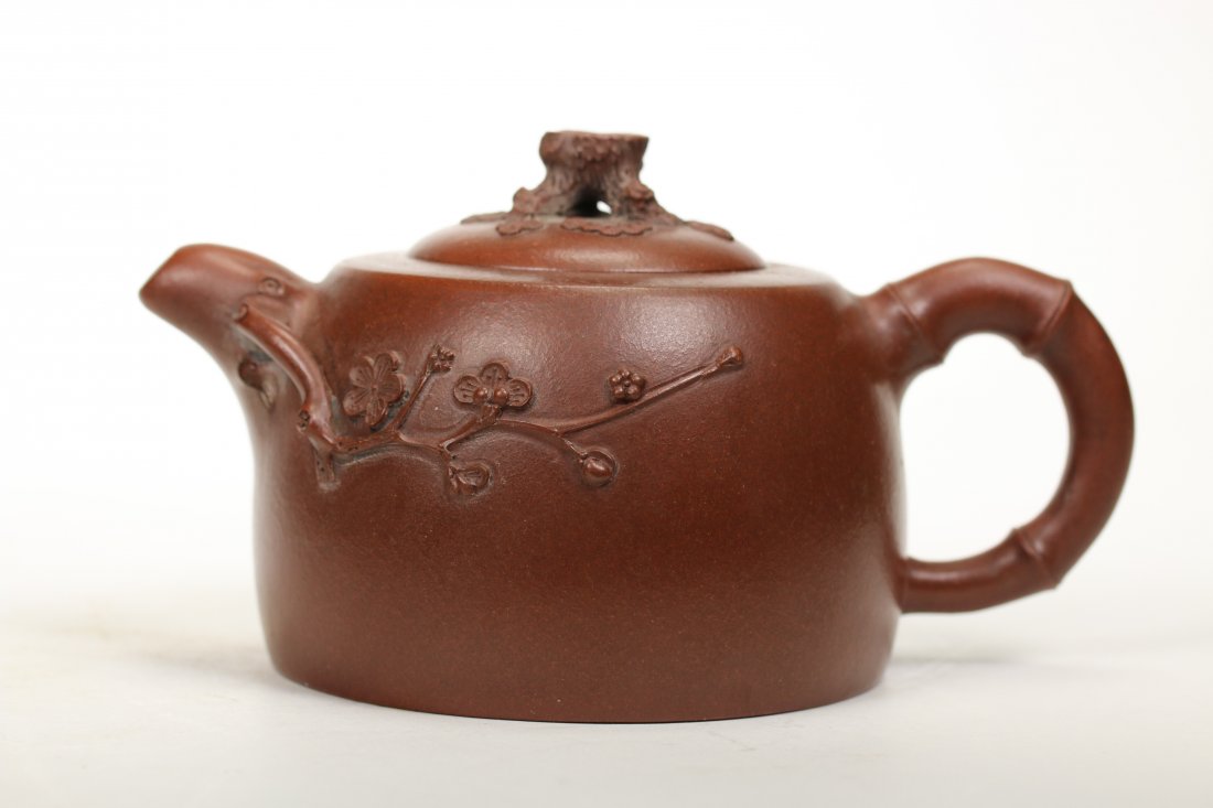 A Chinese Yixing teapot with cover,Wang Yinxian marks (1 of 5)