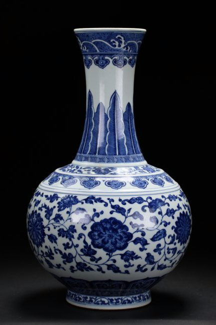 A Chinese Blue and White Bottle Vase,Qianlong marks (1 of 10)