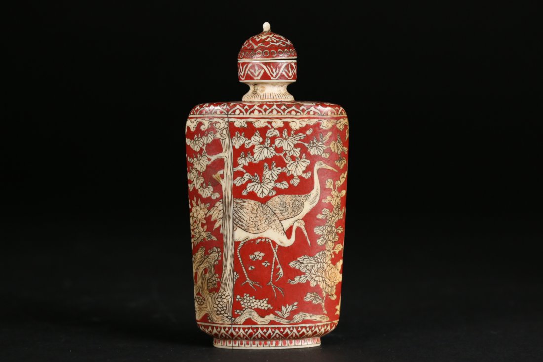 A LARGE CHINESE ENAMELED SNUFF BOTTLE, 18th Century (1 of 8)