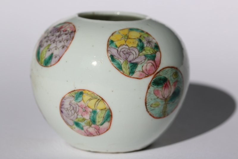 A Chinese Fammile rose jar,Qing dynasty (1 of 4)