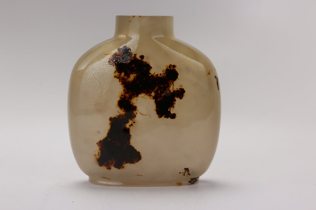 An fine carved agate snuff bottle,Qing dynasty (1 of 4)