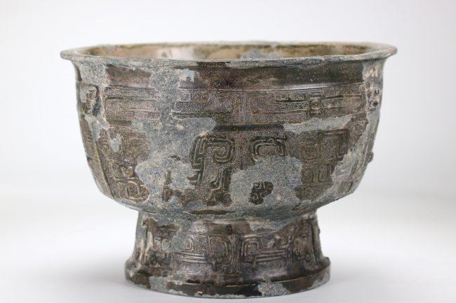 A Chinese copper vessel , Western Zhou Dynasty (1 of 5)