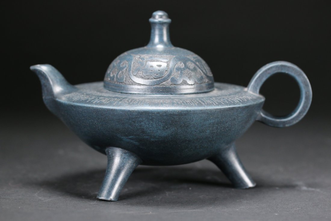 A Yixing stoneware teapots and covers (1 of 5)