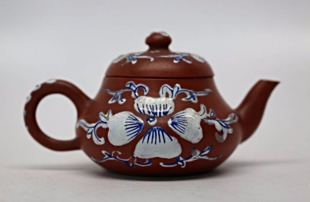 A Yixing teapot with lid, Daoguang period(1821-1850) (1 of 4)