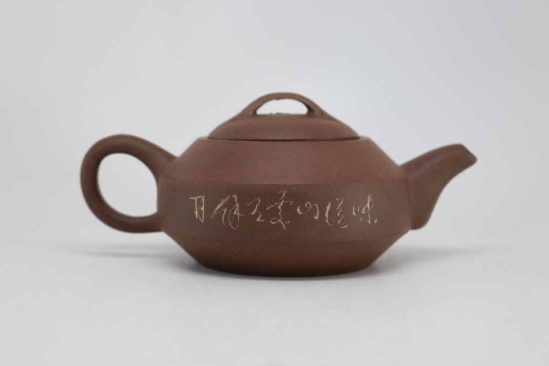 A  Yixing teapot with lid,Marked Zeng Qihua. (1 of 4)