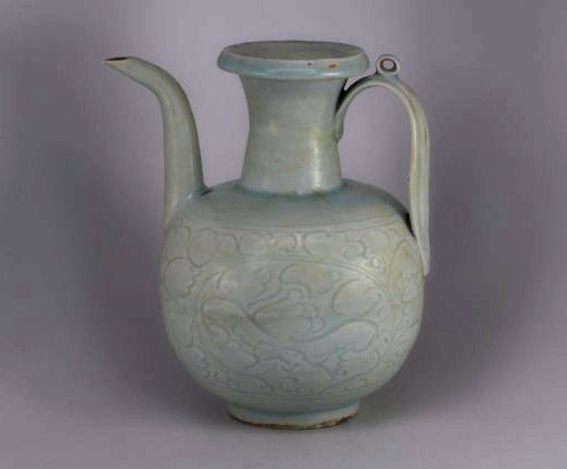 A Chinese Yueyao porcelain vase.Yuan/Ming dynasty (1 of 7)