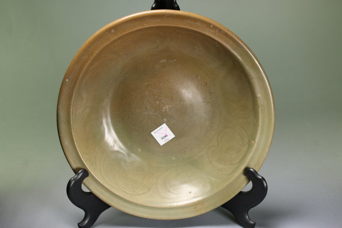 A Longquan celadon deep dish,Ming dynasty (1 of 3)