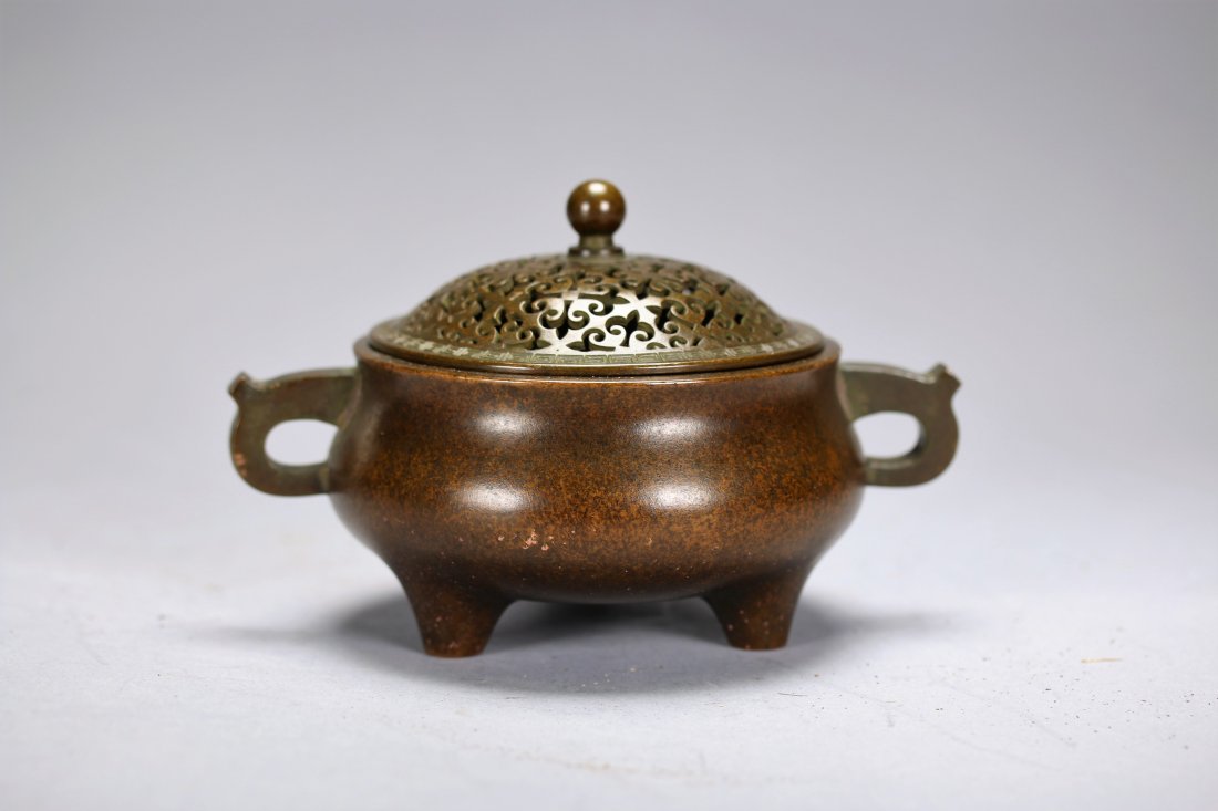 A Chinese Broze cencer with cover (1 of 5)