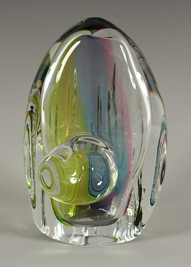 GLASOBJEKT, farbloses Glas mit Einschmelzungen, H 21,: GLASOBJEKT, farbloses Glas mit Einschmelzungen, H 21, am Boden signiert, KOSTA BODA, Goran, WARFF, M.20.Jh.