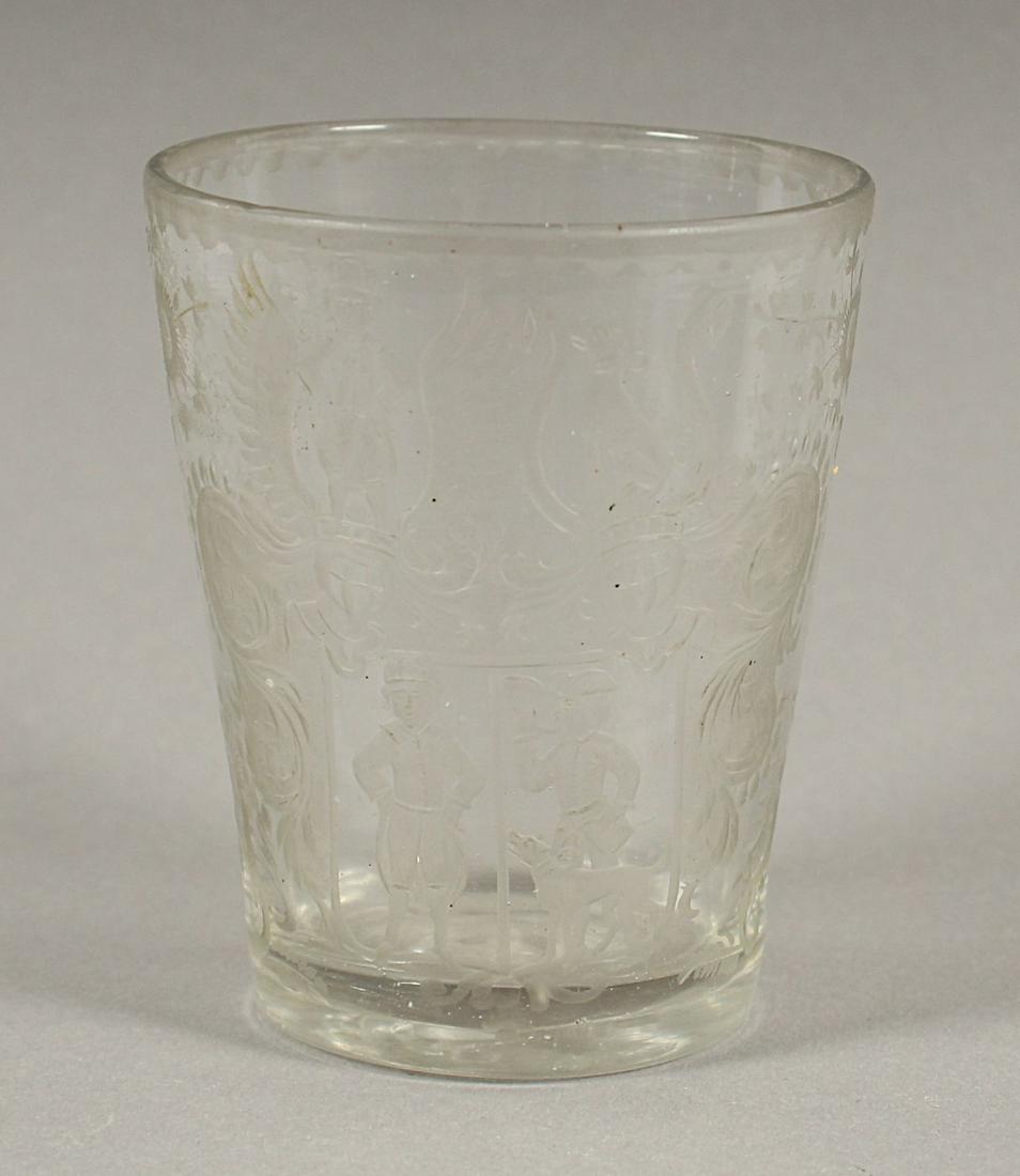 BECHER MIT WAPPENGRAVUR, leicht blasiges Glas, H 9,5, (1 of 2)