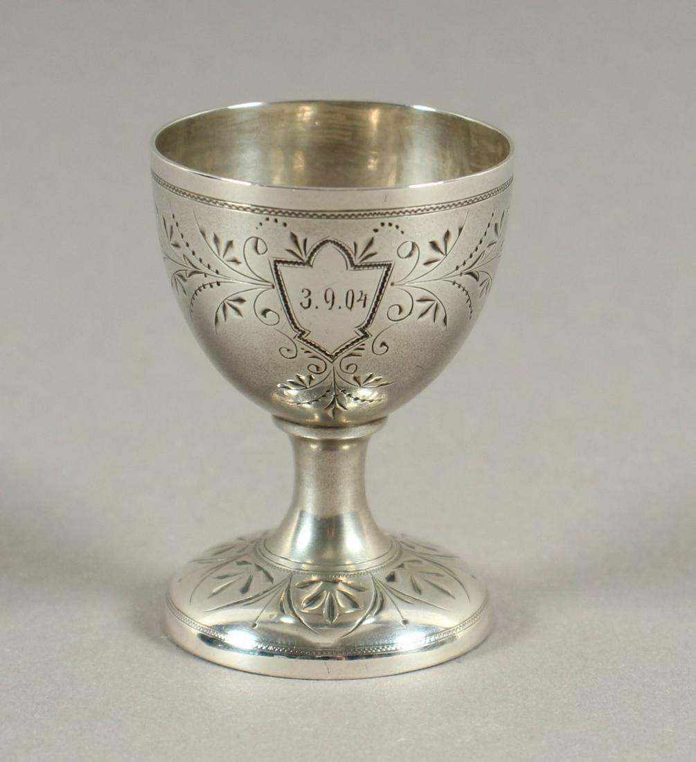 EIERBECHER, 800/ooo, gravierter Dekor und Widmung, H: EIERBECHER, 800/ooo, gravierter Dekor und Widmung, H 5,8, 30g, KOCH UND BERGFELD, BREMEN, um 1900